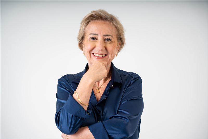 Foto da Dra. Regina Cioffi sorrindo e transmitindo acolhimento e esperança